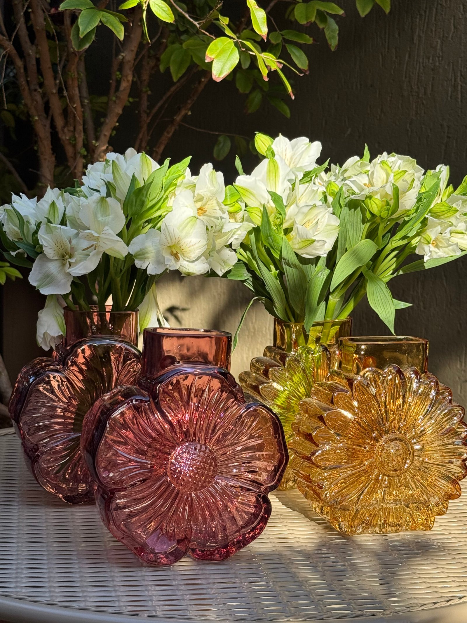 Vasos florais coloridos em vidro
