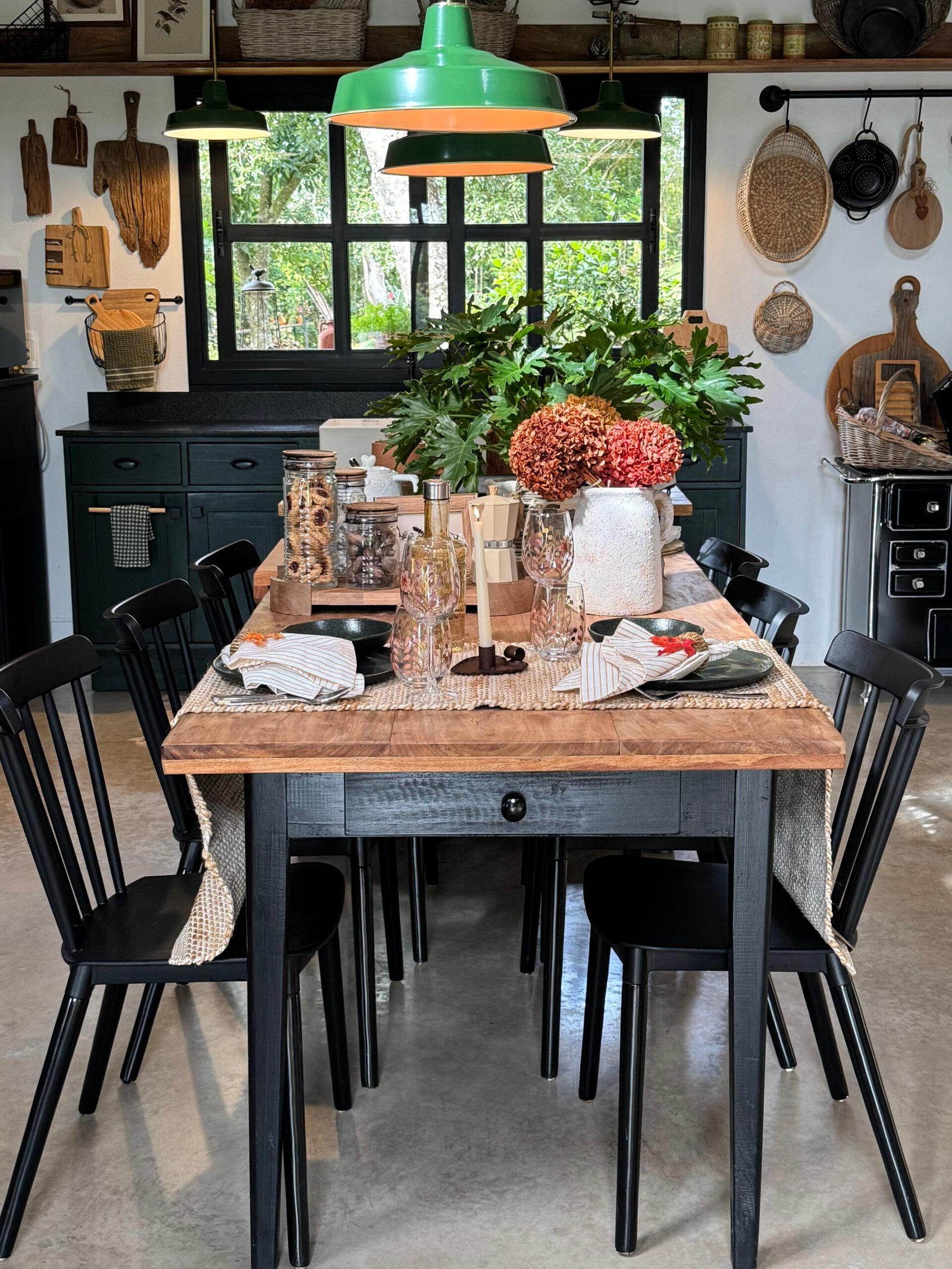Ambiente completo da Cantinho do Coração com mesa posta e decoração sofisticada